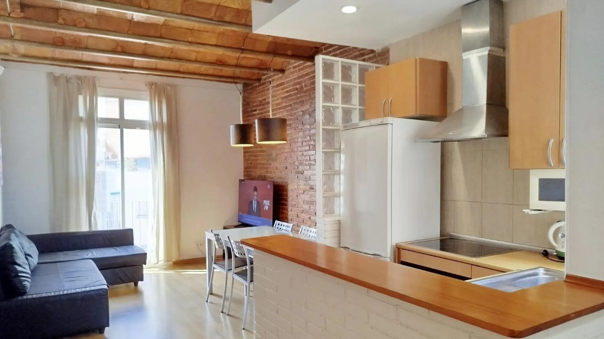 Three Bedrooms Bright Apartment Center 바르셀로나