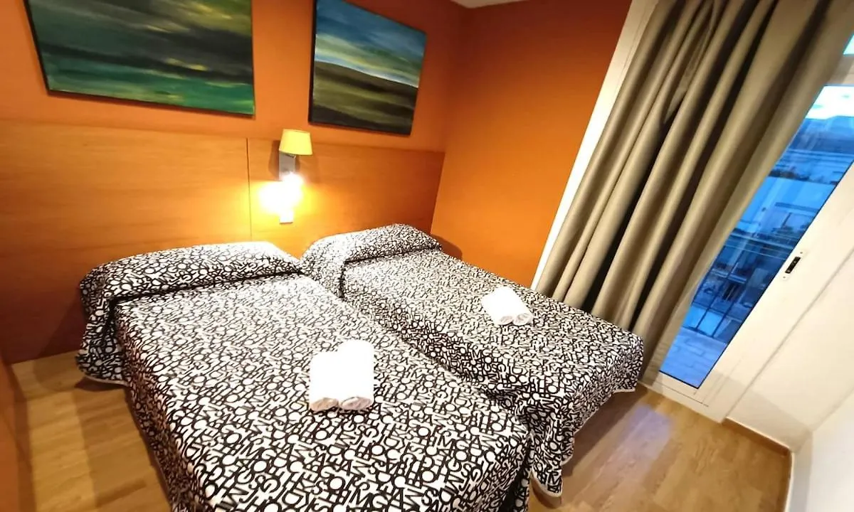 Three Bedrooms Bright Apartment Center 바르셀로나